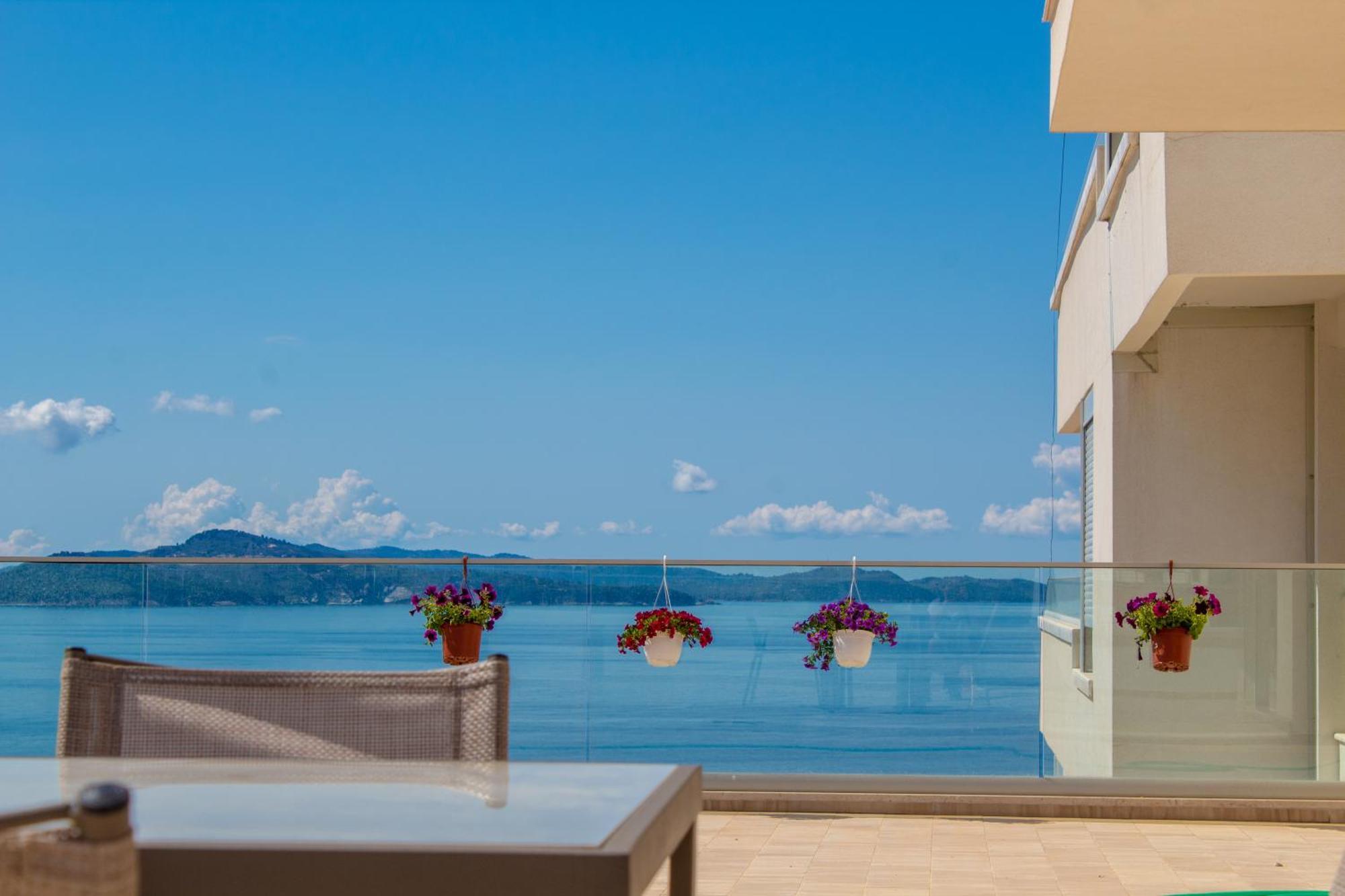Luxury Sea View Apartaments Sarandë Exteriör bild